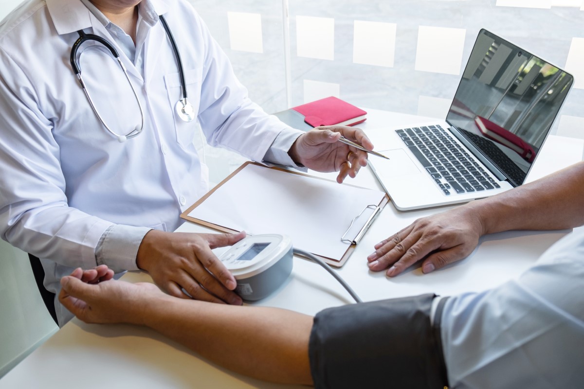 Profissionais de saúde ocupacional em atendimento