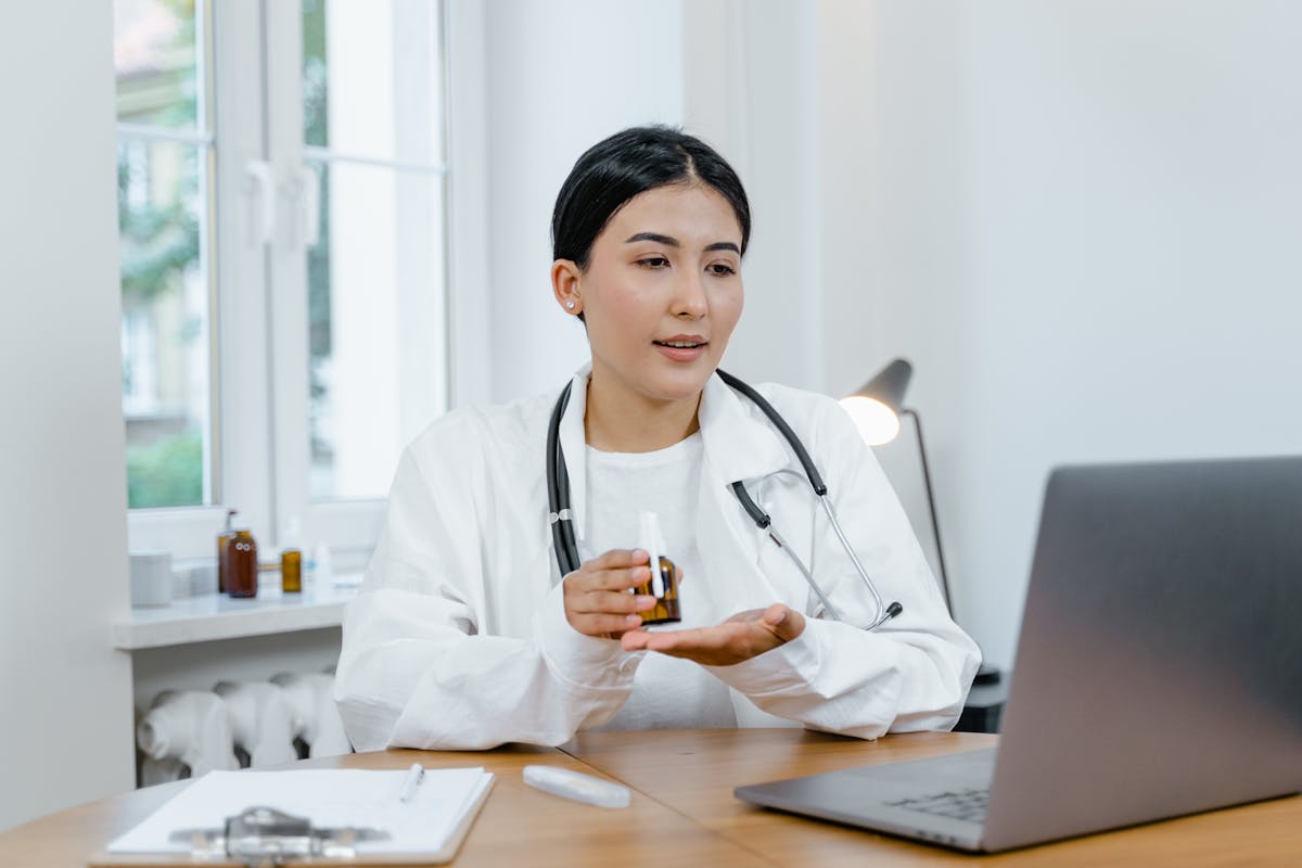 Profissional de saúde realizando exames ocupacionais