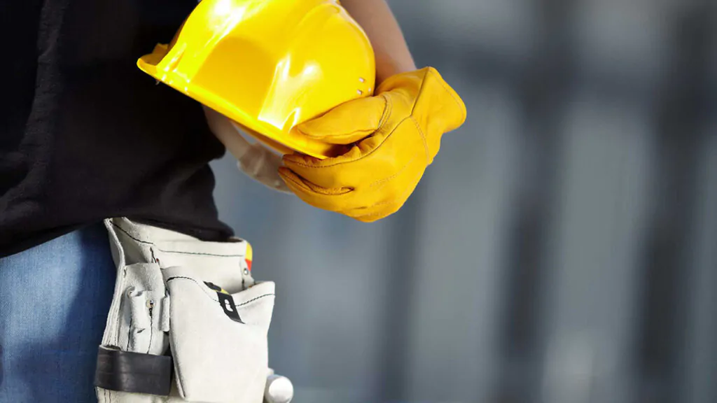 Profissional vistoriando ambiente industrial para laudo técnico