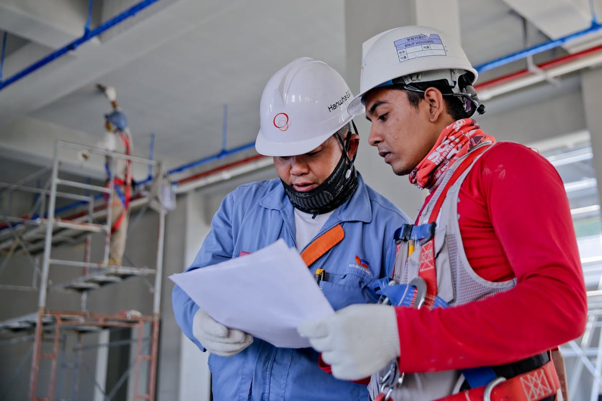 Trabalhador com protetores auditivos em ambiente industrial